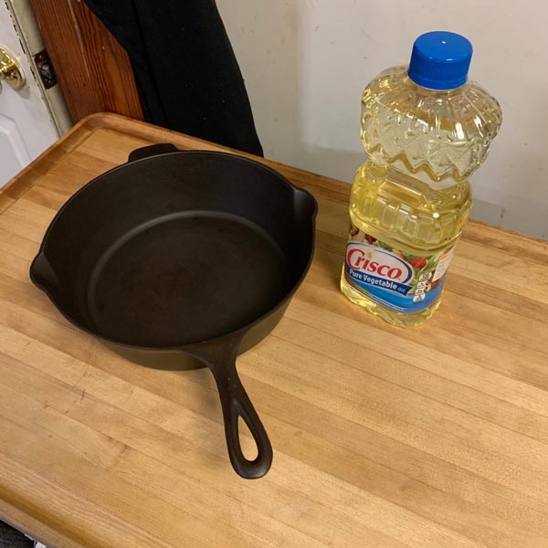 Single Notch Lodge Cast Iron Chicken Fryer with Vegetable Oil for Frying